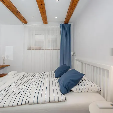 2 Bedroom Amazing In Apartamento Punat
